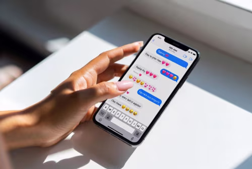 Der einmalige Seitensprung – Hand hält Smartphone mit rotem Herz auf dem Display
