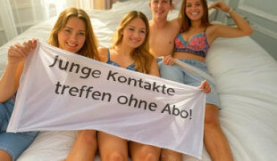 Junge Frauen beim lockeren Treffen im Bett – Symbolbild für junge Sexkontakte ohne Abo