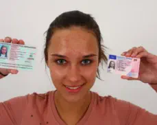 Victoria id check,wo sie ihren Ausweis & Führerschein,für ein Foto,neben ihren Kopf hält