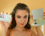 Paloma id check,wo sie ihren Ausweis & Führerschein,für ein Foto,neben ihren Kopf hält