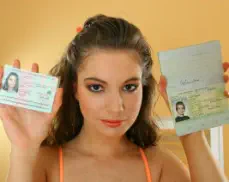 Paloma id check,wo sie ihren Ausweis & Führerschein,für ein Foto,neben ihren Kopf hält